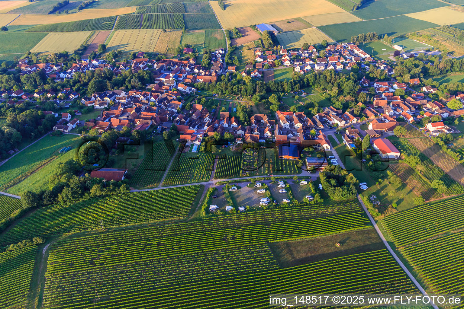Luftaufnahme von Dorfansicht am Morgen aus Norden mit Wohnmobilstellplatz des Weinhaus Geiger in Dierbach im Bundesland Rheinland-Pfalz, Deutschland