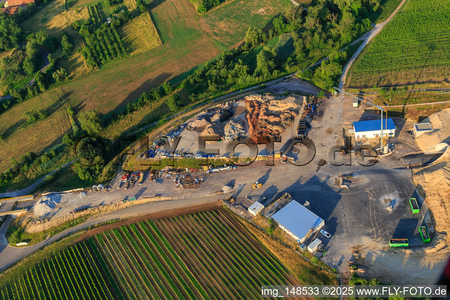 Baustelle des Tunnelportals Ost für den Astrid-Tunnel zur Unterquerung und Ortsumgehung von Bad Bergzabern zwischen B38 (Weinstraße) und B427 (Kurtalstraße) in Dörrenbach im Bundesland Rheinland-Pfalz, Deutschland von einer Drohne aus