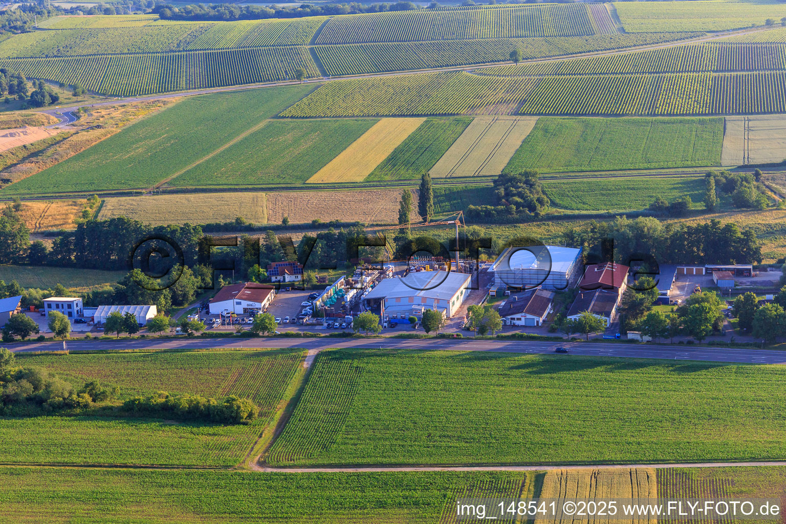 Gewerbegebiet Brückwiesenstraße mit  Philipp Öhl Kfz-Handwerk GmbH, Union Bauzentrum Hornbach BZA-Kapellen und  Naturmöbelhaus Heinrich in Kapellen-Drusweiler im Bundesland Rheinland-Pfalz, Deutschland
