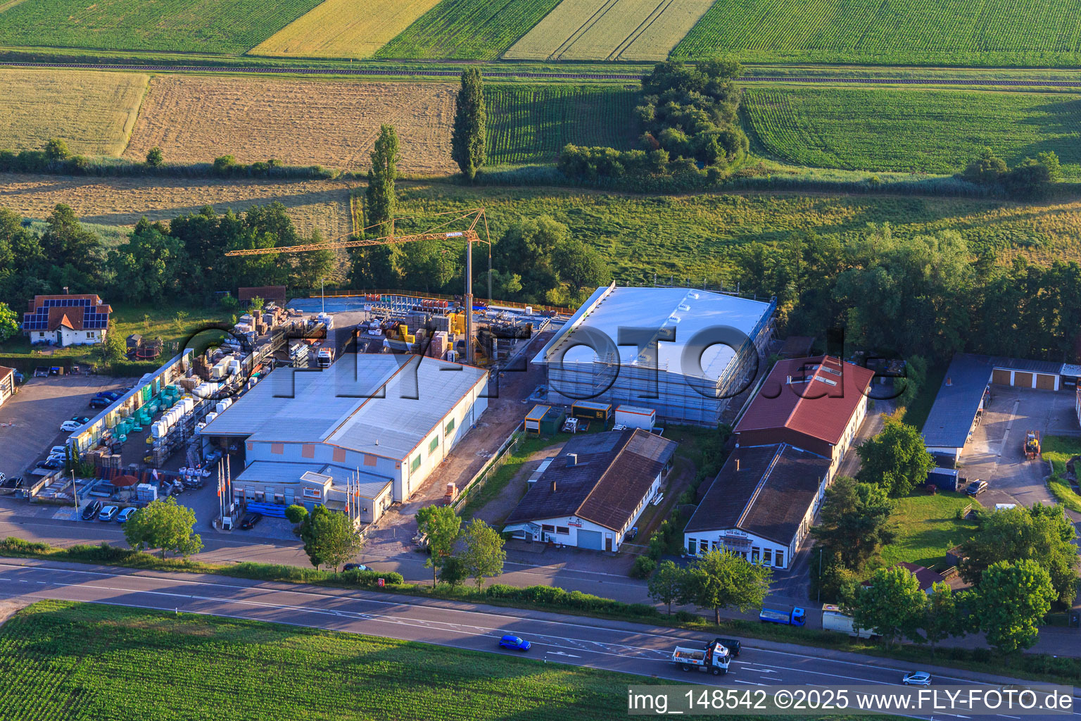 Gewerbegebiet Brückwiesenstraße mit  Union Bauzentrum Hornbach BZA-Kapellen und  Naturmöbelhaus Heinrich in Kapellen-Drusweiler im Bundesland Rheinland-Pfalz, Deutschland