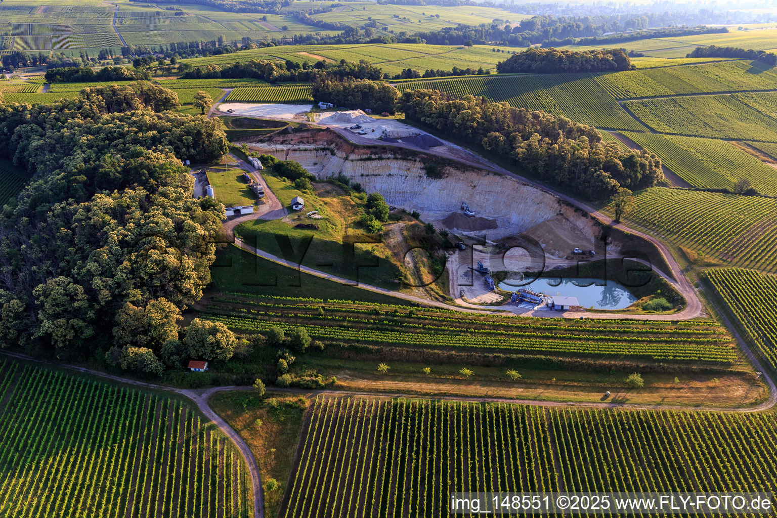 Sandgrube Tagebau im Ortsteil Gleiszellen in Gleiszellen-Gleishorbach im Bundesland Rheinland-Pfalz, Deutschland von oben