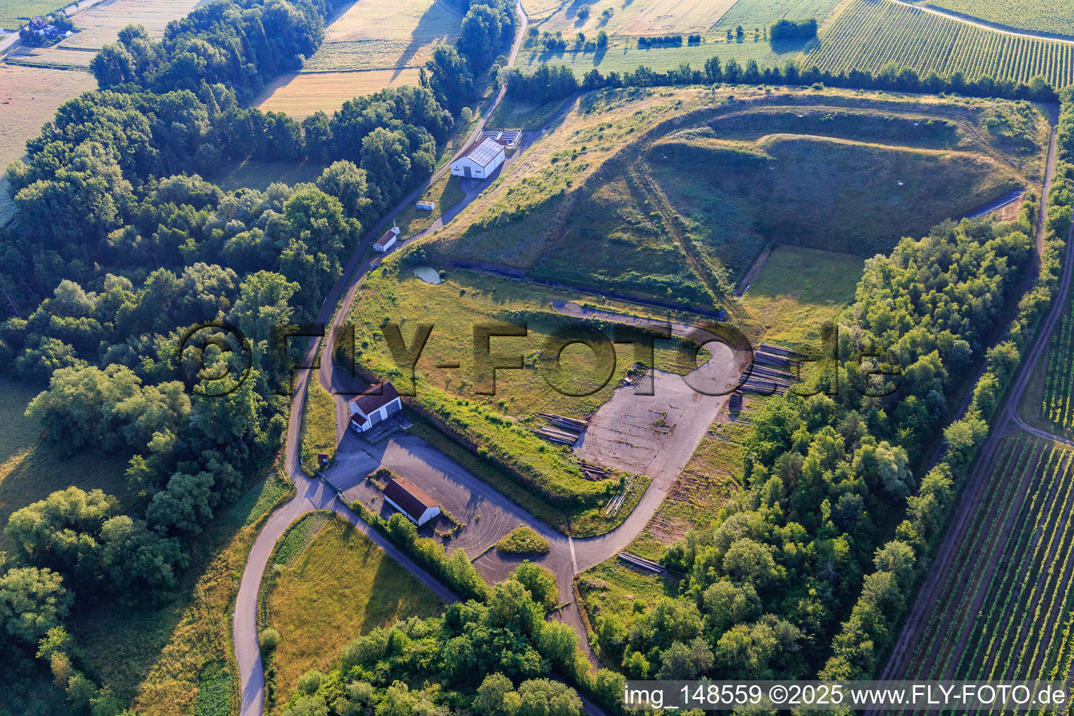 Geschlossene Deponie im Ortsteil Klingen in Heuchelheim-Klingen im Bundesland Rheinland-Pfalz, Deutschland