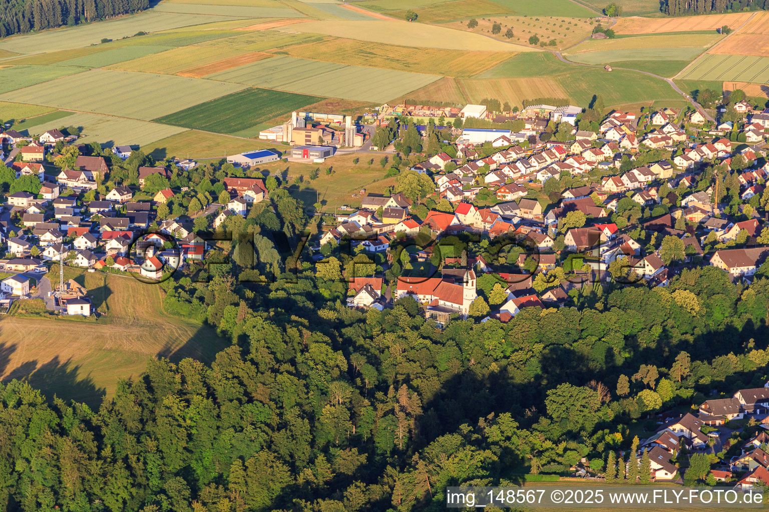 Dormitte mit Kirche St. Jakobus im Ortsteil Herrenzimmern in Bösingen im Bundesland Baden-Württemberg, Deutschland
