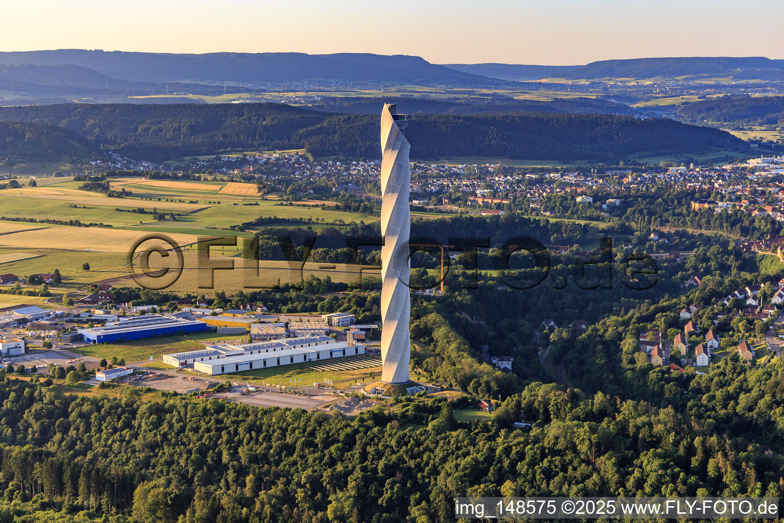 TK Elevator Testturm: Aufzugstestturm mit verdrehter Fassadenmembran, 12 Aufzugschächten und Aussichtsterrasse mit :/// in Rottweil im Bundesland Baden-Württemberg, Deutschland