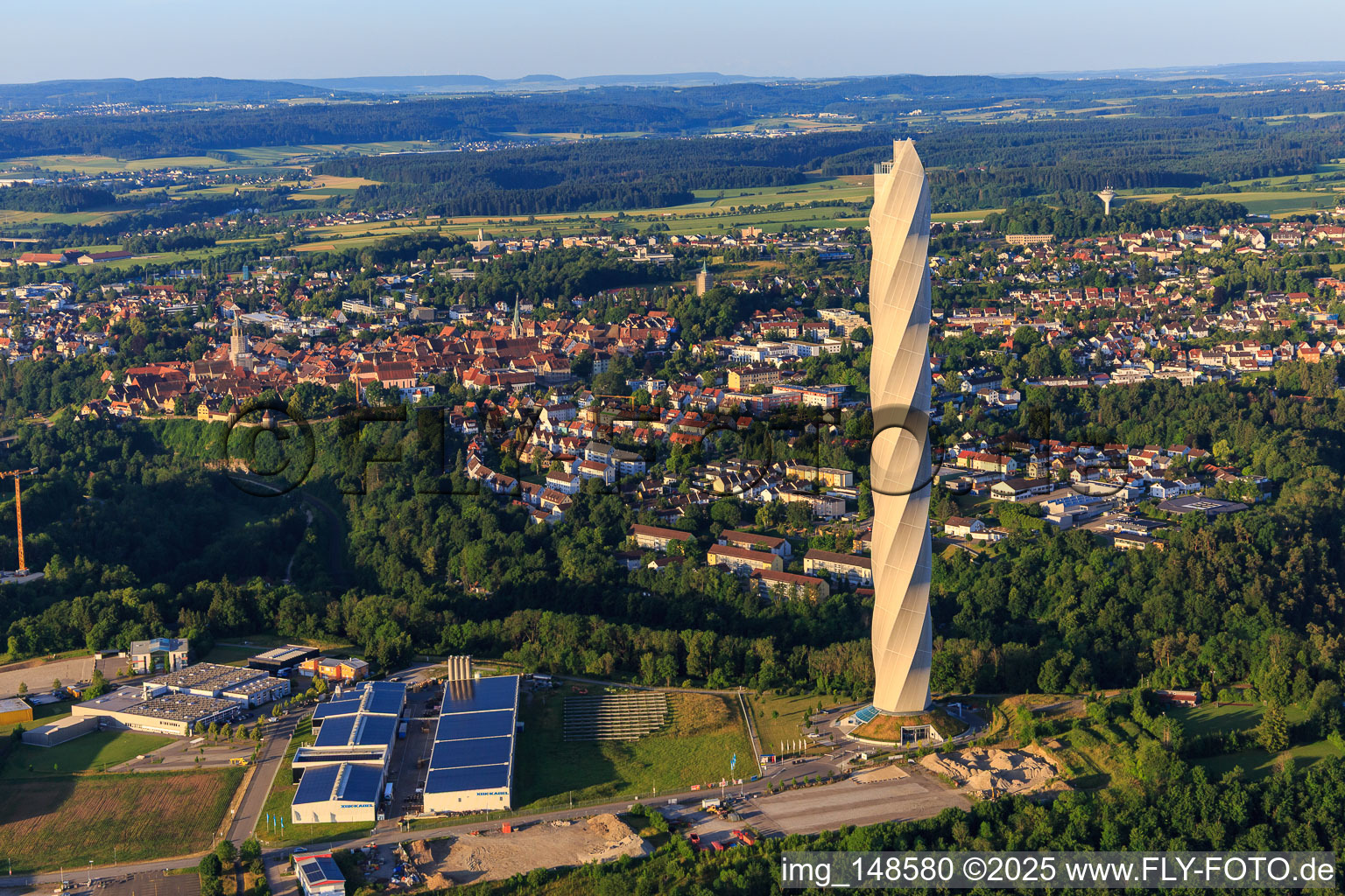 Luftbild von TK Elevator Testturm: Aufzugstestturm mit verdrehter Fassadenmembran, 12 Aufzugschächten und Aussichtsterrasse mit :/// in Rottweil im Bundesland Baden-Württemberg, Deutschland