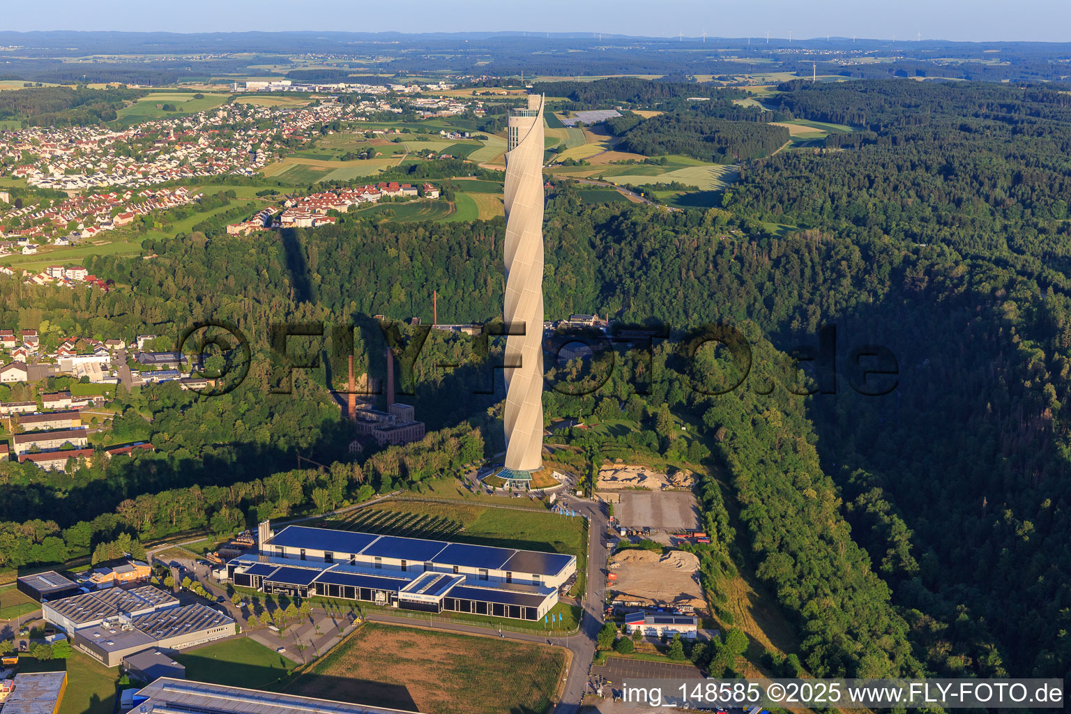 TK Elevator Testturm: Aufzugstestturm mit verdrehter Fassadenmembran, 12 Aufzugschächten und Aussichtsterrasse mit Panoramablic und XBK-KABEL Logistikzentrum in Rottweil im Bundesland Baden-Württemberg, Deutschland