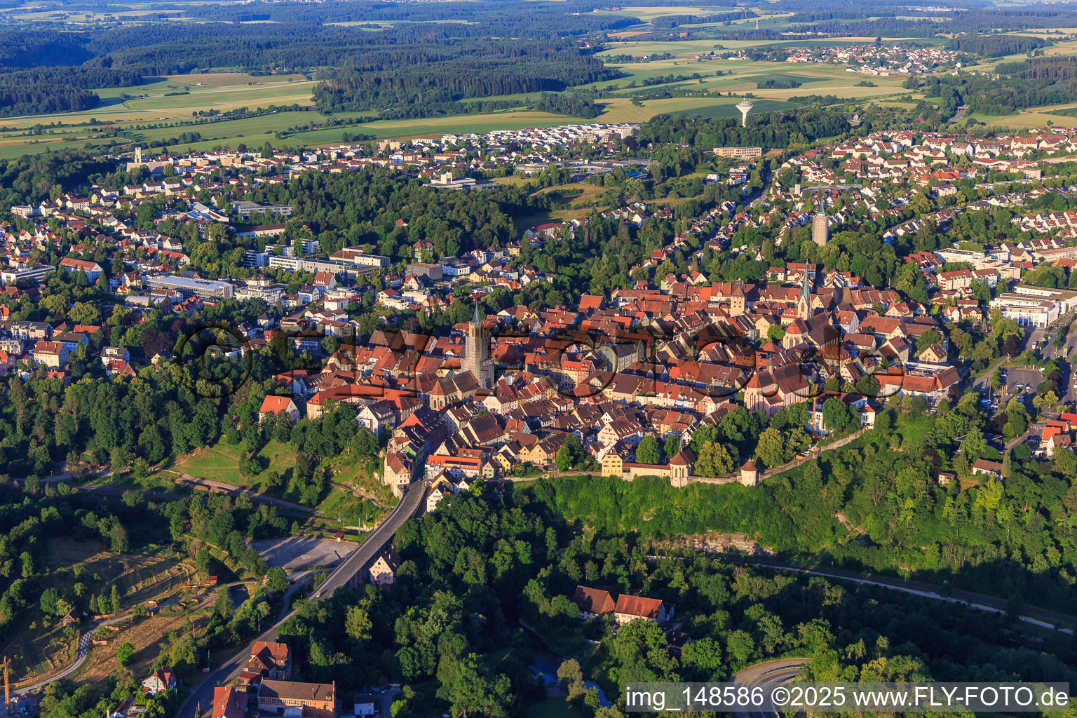 Historische Altstadt von Osten mit Stadtmauer, Pulverturm in Rottweil im Bundesland Baden-Württemberg, Deutschland