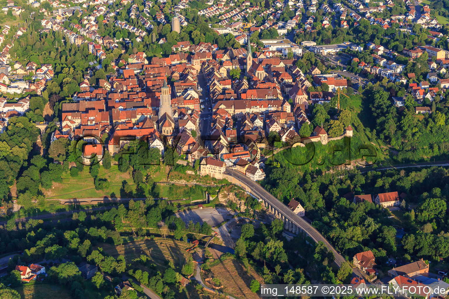 Historische Altstadt von Osten mit Haupstraße und Kapellenkirche in Rottweil im Bundesland Baden-Württemberg, Deutschland