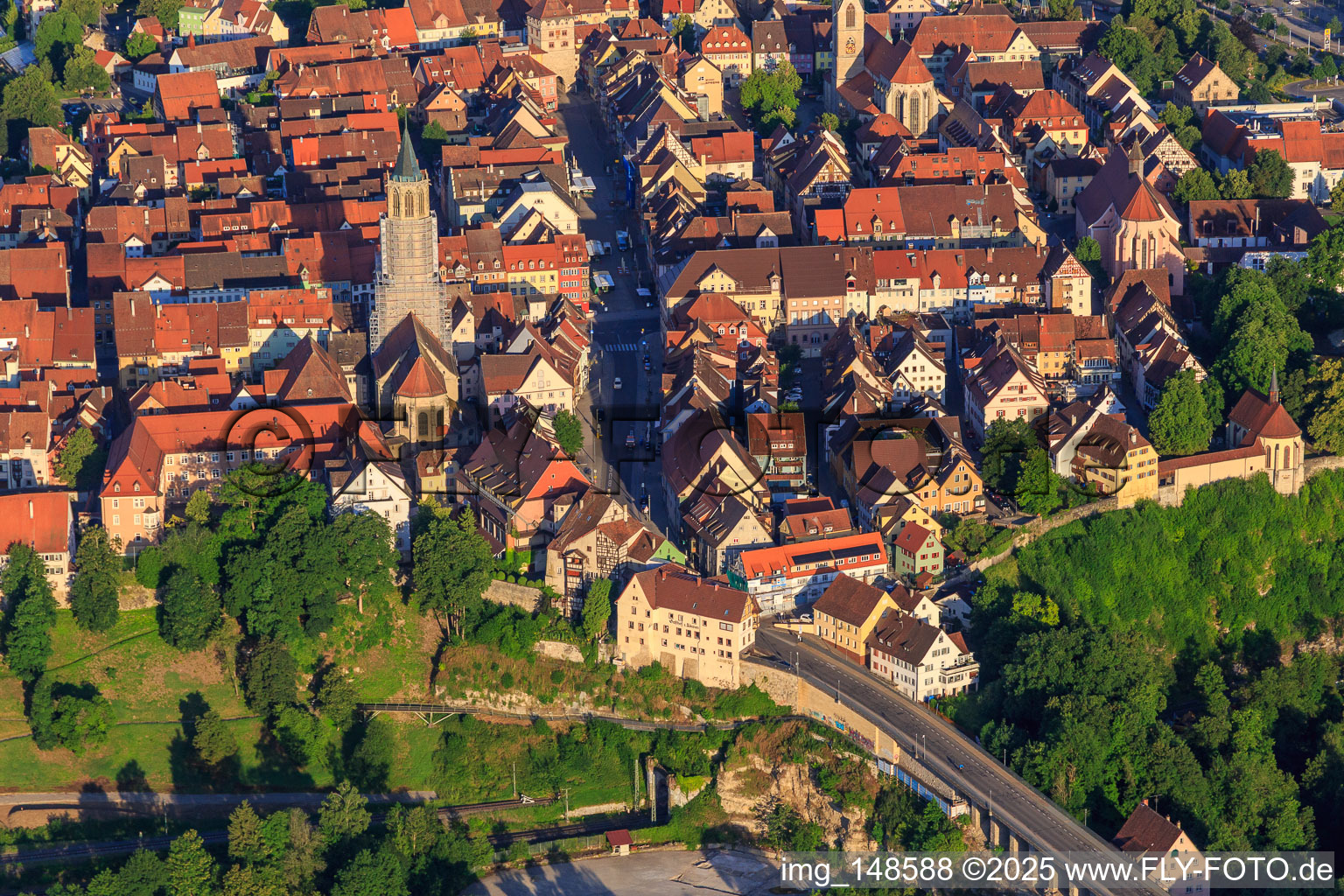 Luftbild von Historische Altstadt von Osten mit Haupstraße und Kapellenkirche in Rottweil im Bundesland Baden-Württemberg, Deutschland