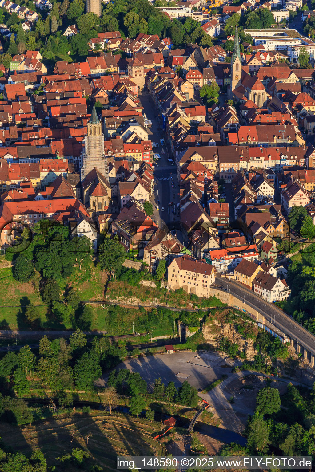 Luftaufnahme von Historische Altstadt von Osten mit Haupstraße und Kapellenkirche in Rottweil im Bundesland Baden-Württemberg, Deutschland