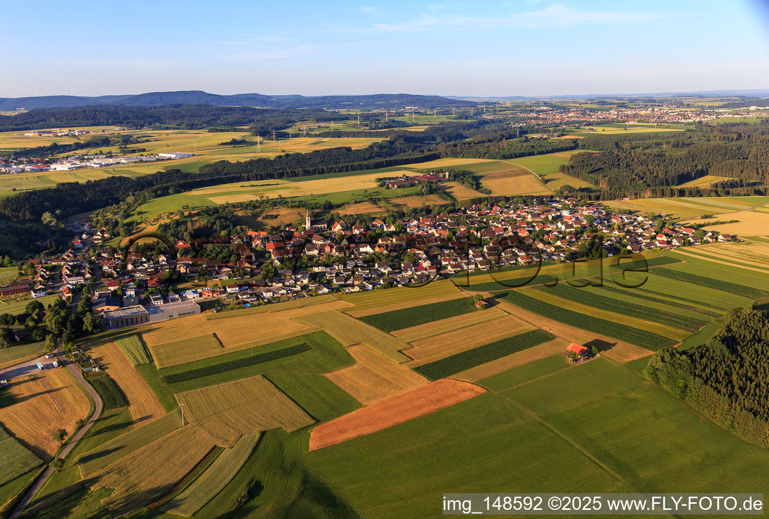 Dorfansicht aus Norden im Ortsteil Aixheim in Aldingen im Bundesland Baden-Württemberg, Deutschland