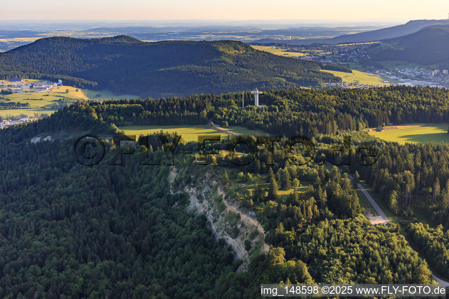 Radarturm Deutsche Flugsicherung am Wißen Kreuz in Gosheim im Bundesland Baden-Württemberg, Deutschland