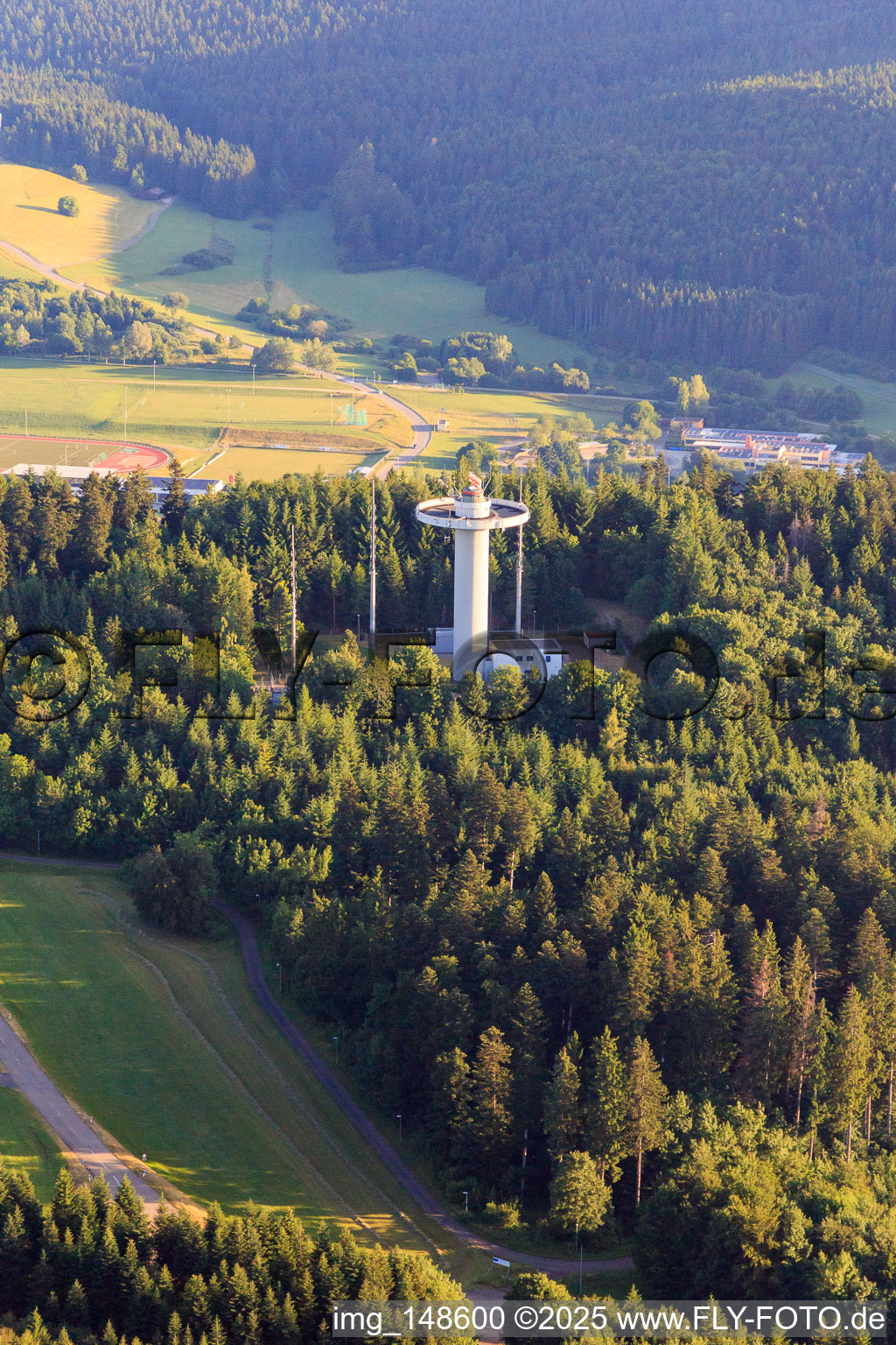 Luftbild von Radarturm Deutsche Flugsicherung am Wißen Kreuz in Gosheim im Bundesland Baden-Württemberg, Deutschland