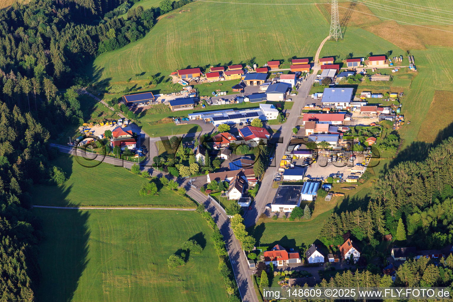 Gewerbegebiet Siemensstraße mit Albrecht GmbH und THS-Transformatoren Franz Hölsch GmbH im Ortsteil Schörzingen in Schömberg im Bundesland Baden-Württemberg, Deutschland