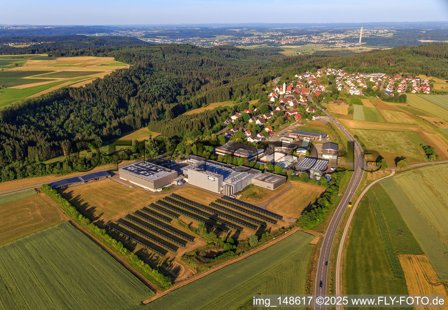 Luftbild von Freifächen-PV-Anlage am Industriegebiet Eferenstraße mit rio-sys und Gebr. Schwarz GmbH im Ortsteil Neukirch in Rottweil im Bundesland Baden-Württemberg, Deutschland