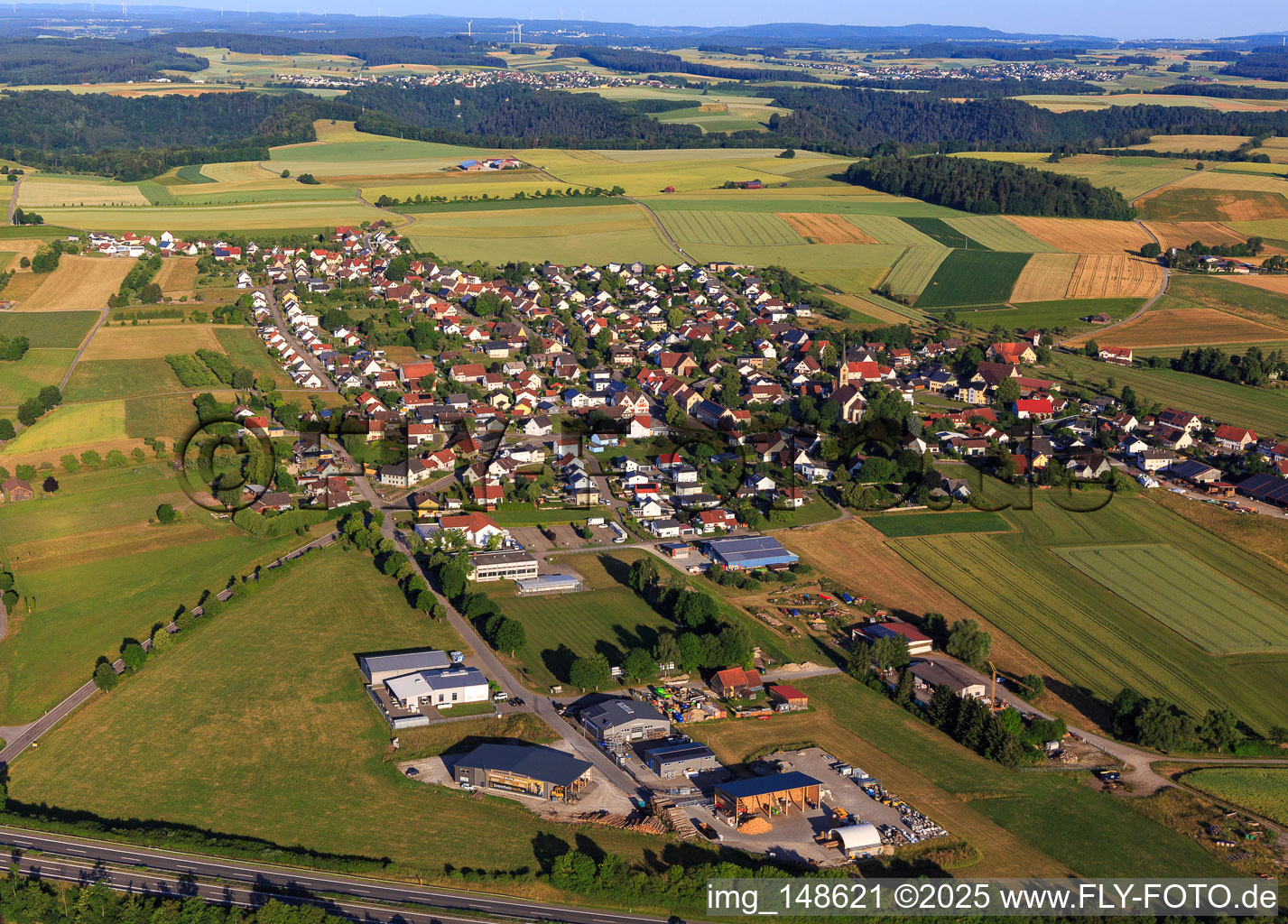 Ortsansicht von Osten jenseits der A81 im Ortsteil Irslingen in Dietingen im Bundesland Baden-Württemberg, Deutschland