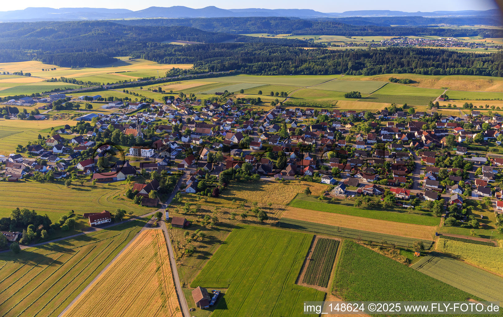 Dorfansicht von Nordwesten im Ortsteil Irslingen in Dietingen im Bundesland Baden-Württemberg, Deutschland