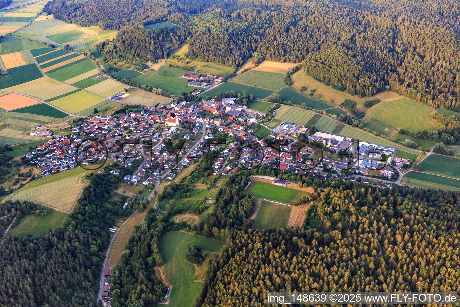 Dorfansicht aus Westen im Ortsteil Heiligenzimmern in Rosenfeld im Bundesland Baden-Württemberg, Deutschland