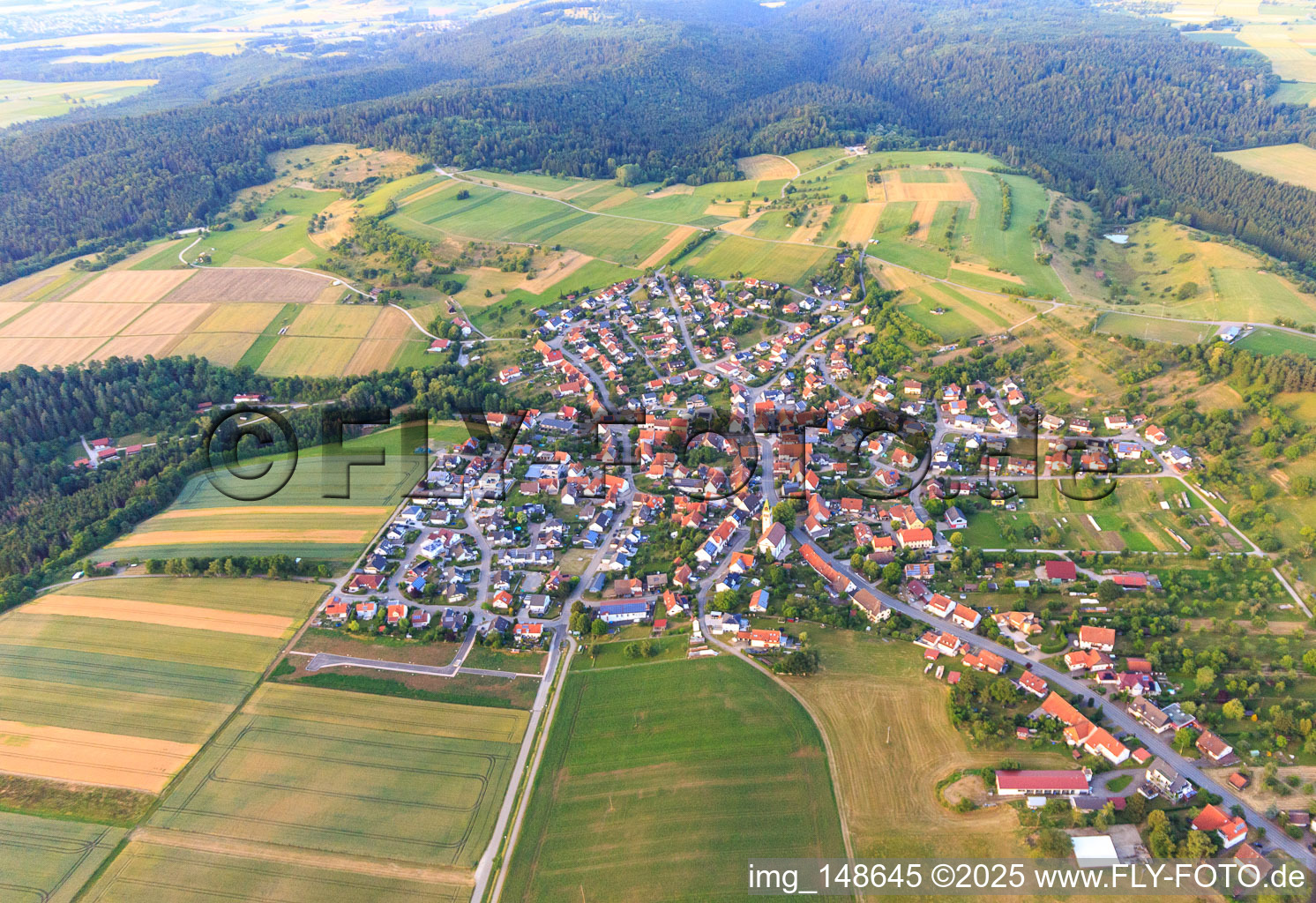 Dorfansicht aus Südwesten im Ortsteil Erlaheim in Geislingen im Bundesland Baden-Württemberg, Deutschland