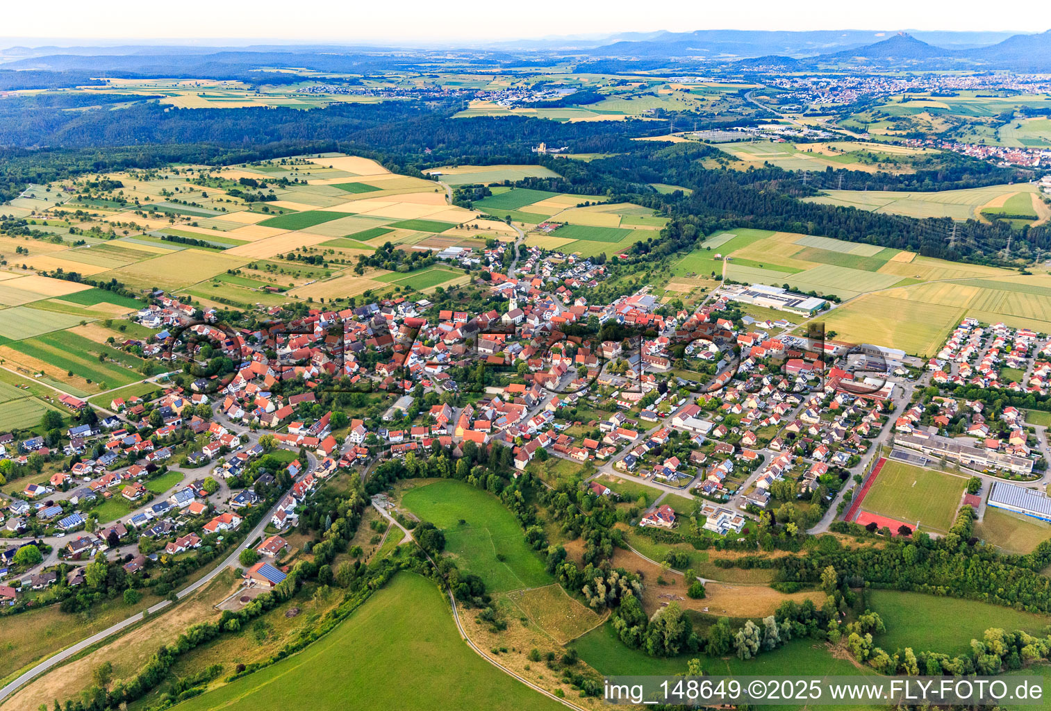 Dorfansicht aus Südwesten im Ortsteil Ostdorf in Balingen im Bundesland Baden-Württemberg, Deutschland