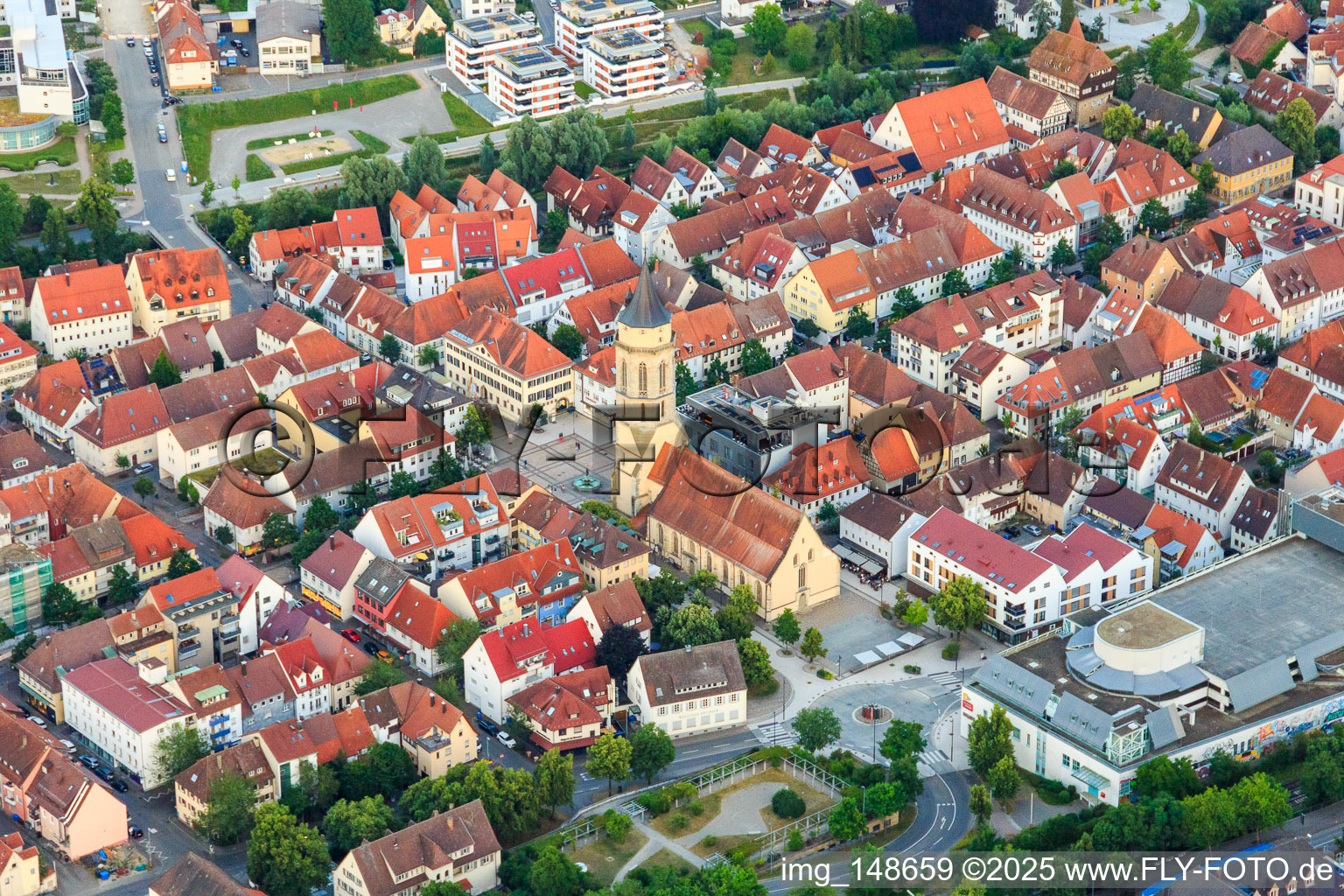 Luftbild von Stadtzentrum mit Stadtkirche am Marktplatz in Balingen im Bundesland Baden-Württemberg, Deutschland