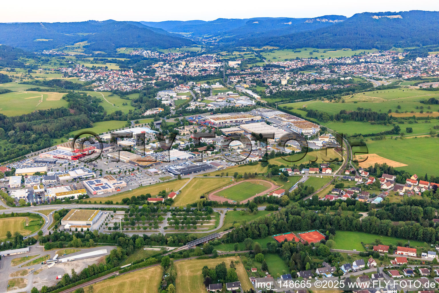 Industriegebiet Lange Straße von Nordwesten im Ortsteil Endingen in Balingen im Bundesland Baden-Württemberg, Deutschland