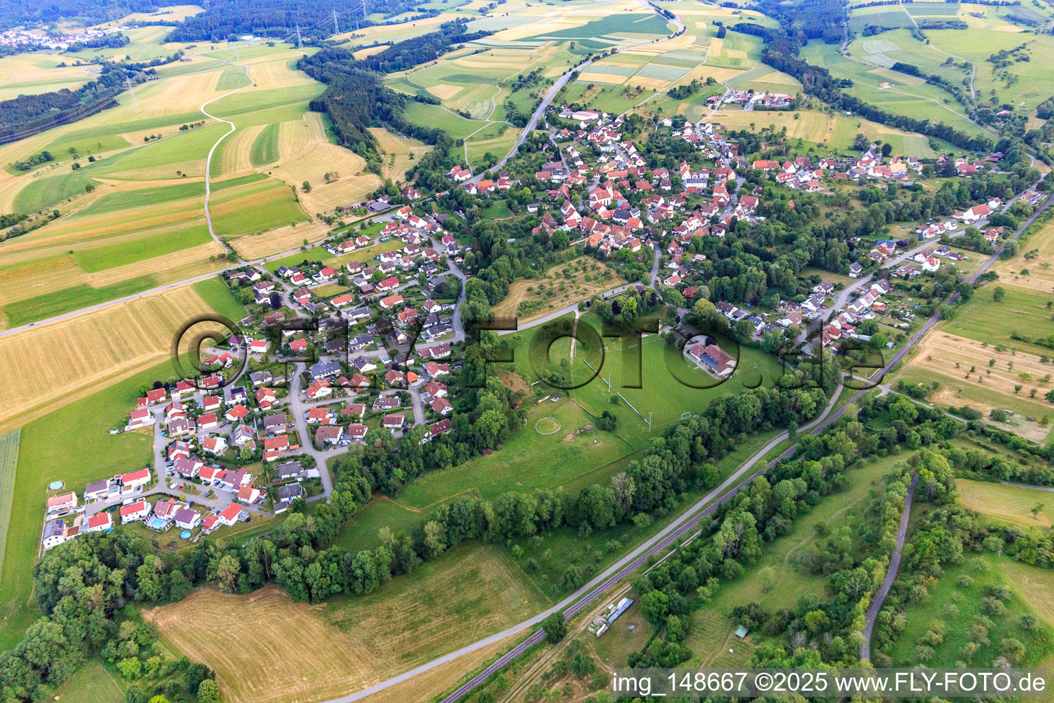 Dorfansicht aus Norden im Ortsteil Erzingen in Balingen im Bundesland Baden-Württemberg, Deutschland