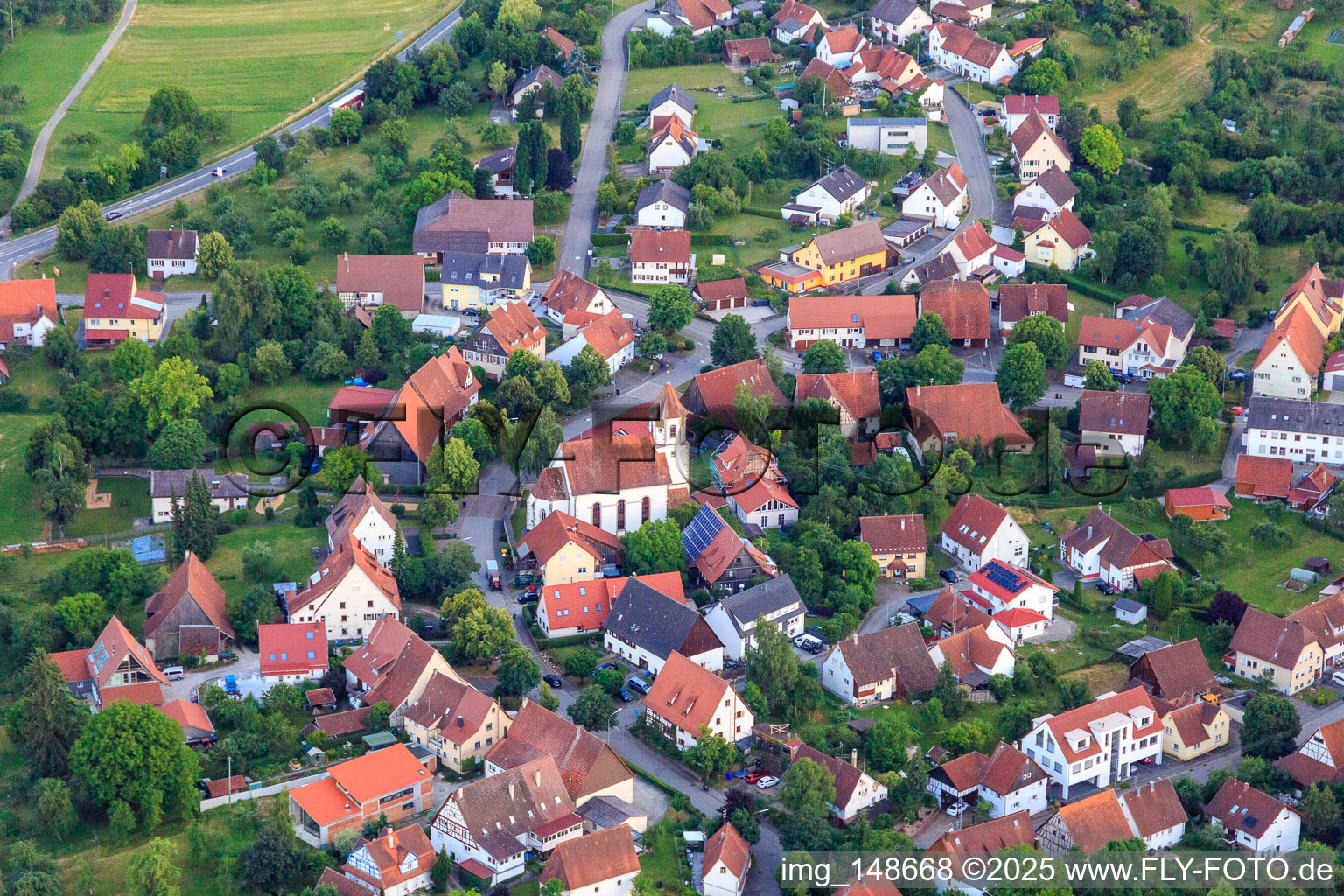 St. Georgs Kirche in der Dorfmitte im Ortsteil Erzingen in Balingen im Bundesland Baden-Württemberg, Deutschland
