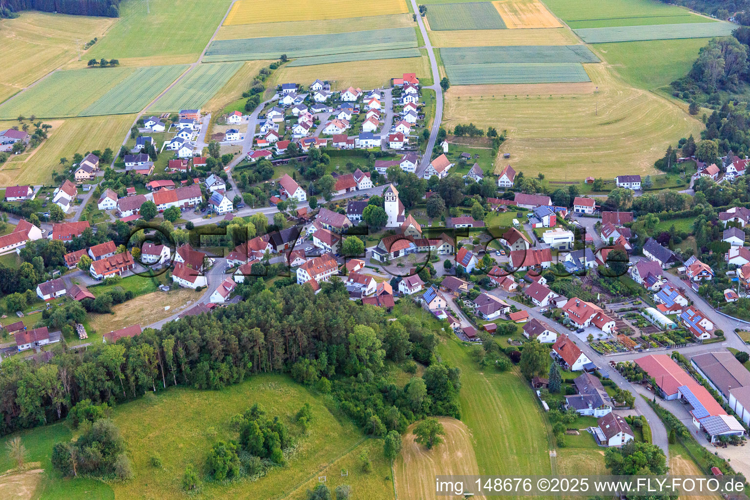 Dorfansicht aus Osten mit Kirche St. Verena in Dautmergen im Bundesland Baden-Württemberg, Deutschland