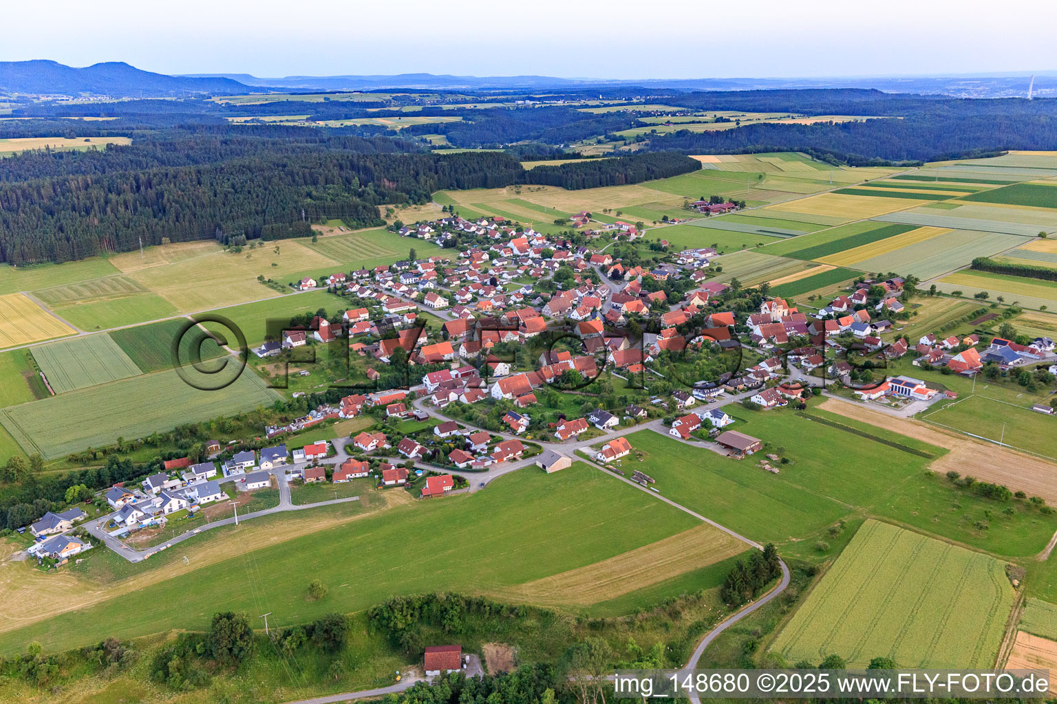 Dorfansicht aus Norden im Ortsteil Täbingen in Rosenfeld im Bundesland Baden-Württemberg, Deutschland