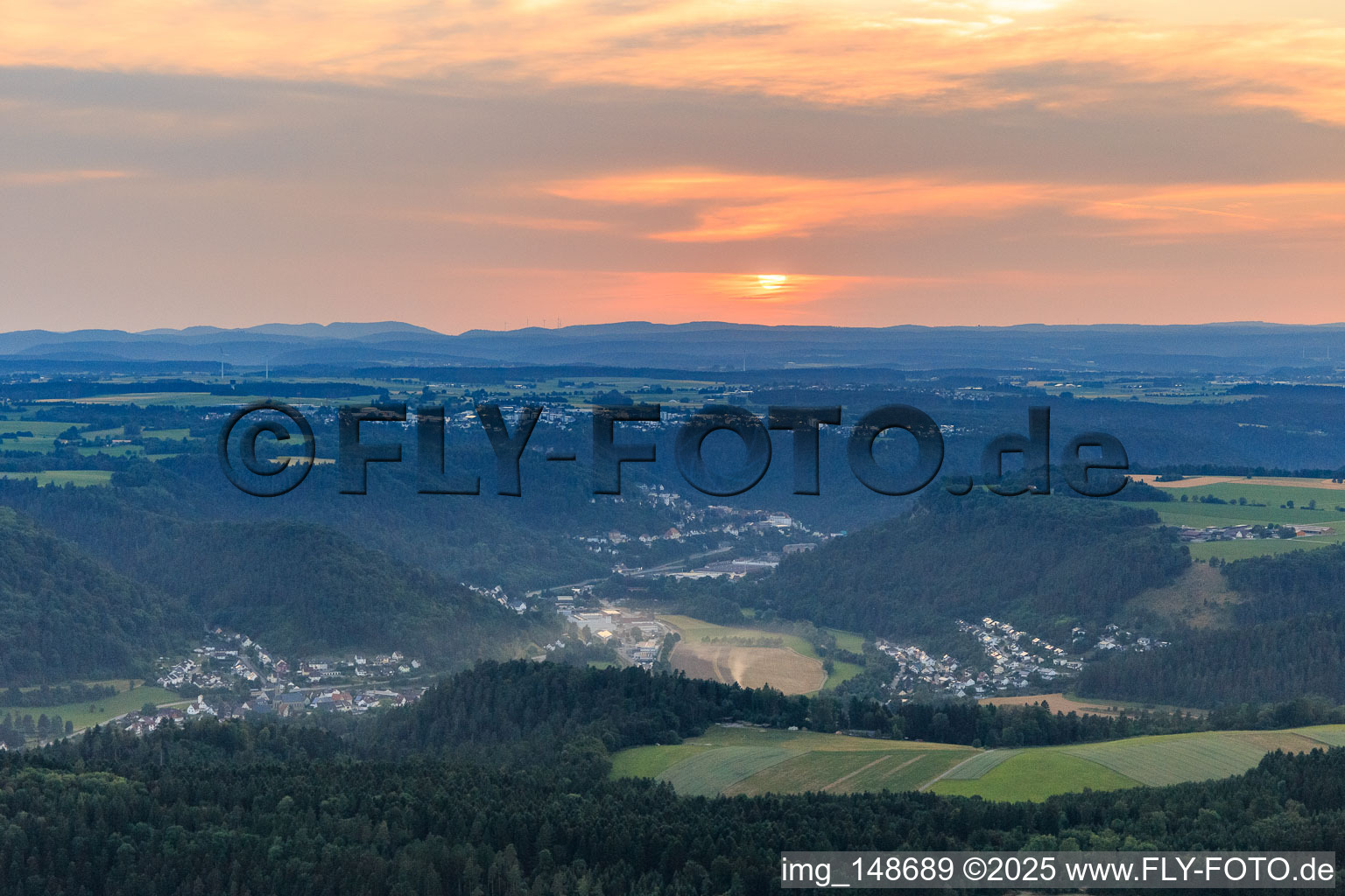 Neckartal aus Südosten am Abend im Ortsteil Altoberndorf in Oberndorf am Neckar im Bundesland Baden-Württemberg, Deutschland