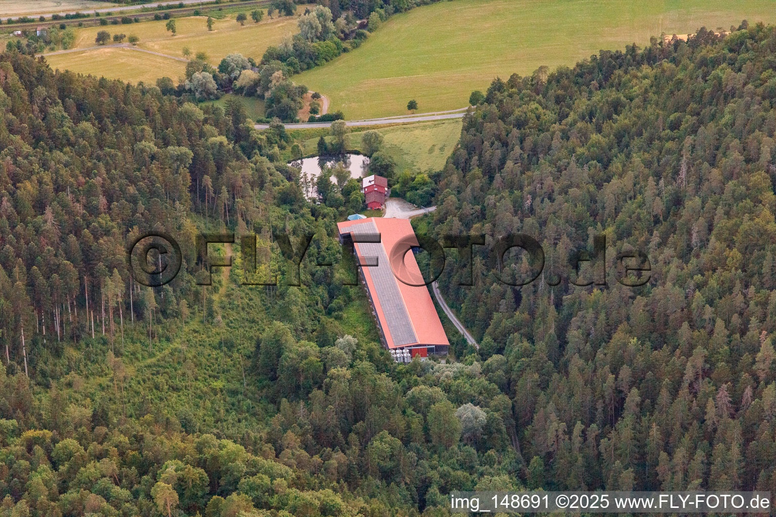 Landwirtschafliche Halle im Schenkbachtal in Epfendorf im Bundesland Baden-Württemberg, Deutschland