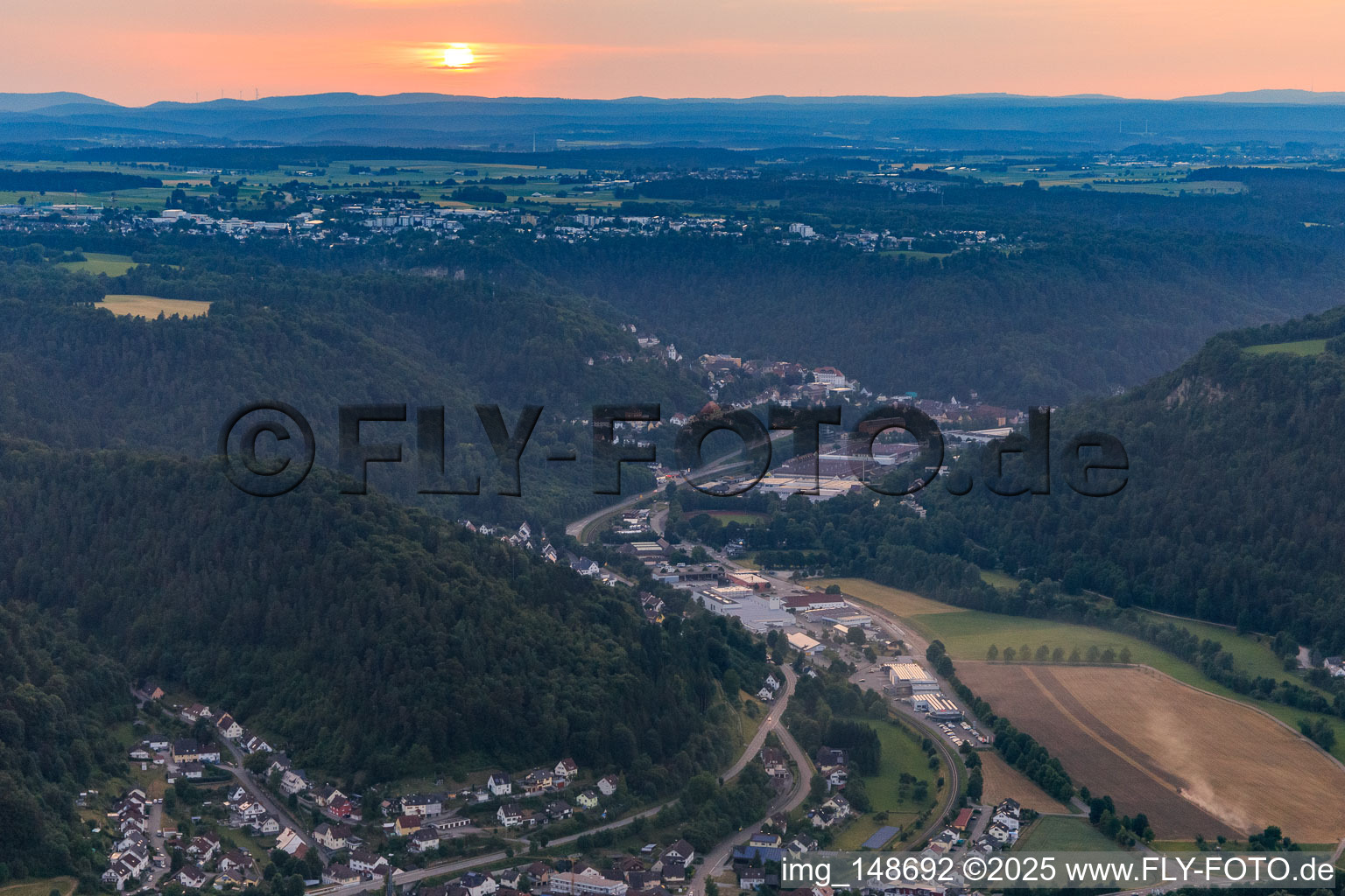 Luftbild von Neckartal aus Südosten am Abend im Ortsteil Altoberndorf in Oberndorf am Neckar im Bundesland Baden-Württemberg, Deutschland