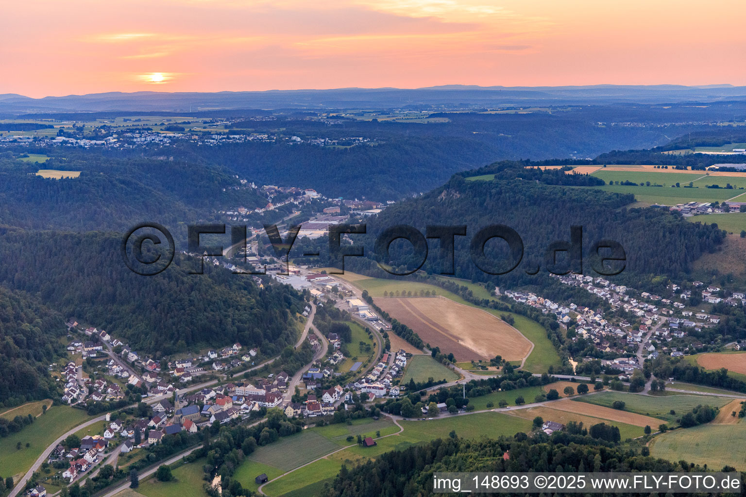 Luftaufnahme von Neckartal aus Südosten am Abend im Ortsteil Altoberndorf in Oberndorf am Neckar im Bundesland Baden-Württemberg, Deutschland