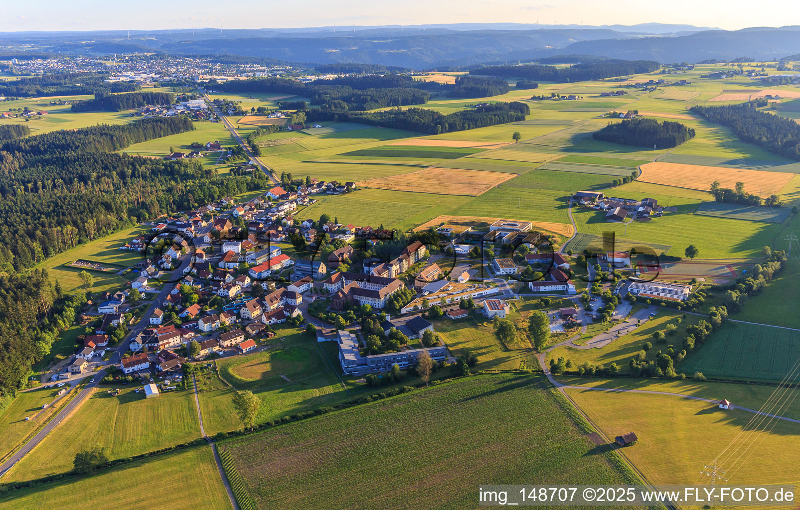 Dorfansicht aus Nordosten mit Haus Pauline, Haus Filippo, Pferdestall, Werkhof und Bäckerei der Stiftung St. Franziskus im Ortsteil Heiligenbronn in Schramberg im Bundesland Baden-Württemberg, Deutschland