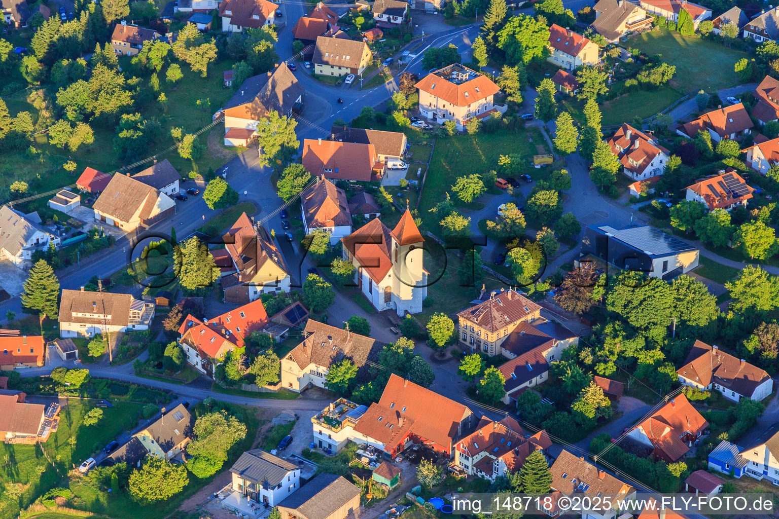Kirche und Evang. Kindergarten "Schwalben-Nest" in der Ortsmitte im Ortsteil Weiler in Königsfeld im Schwarzwald im Bundesland Baden-Württemberg, Deutschland