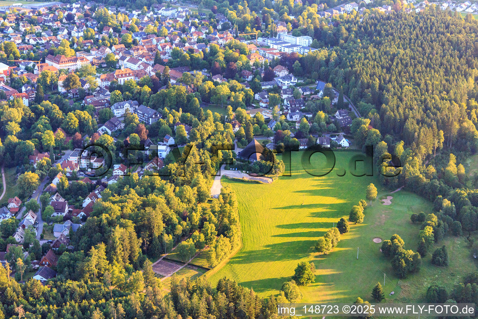 Ortsansicht aus Nordosten mit Kirche St. Peter und Paul in Königsfeld im Schwarzwald im Bundesland Baden-Württemberg, Deutschland