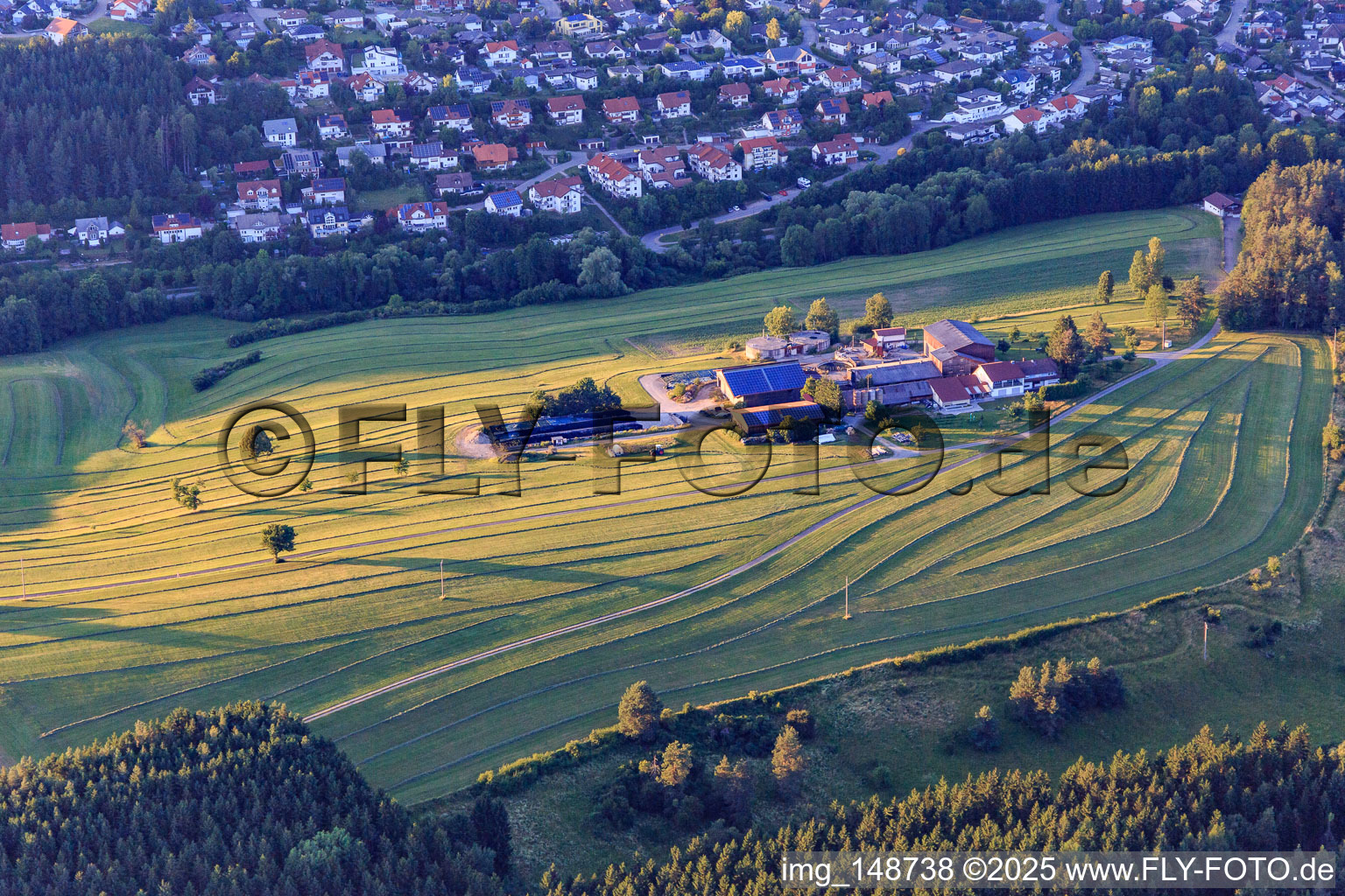 Aussiedlerhof inmitten gemähter Wiesen am Abend in Niedereschach im Bundesland Baden-Württemberg, Deutschland