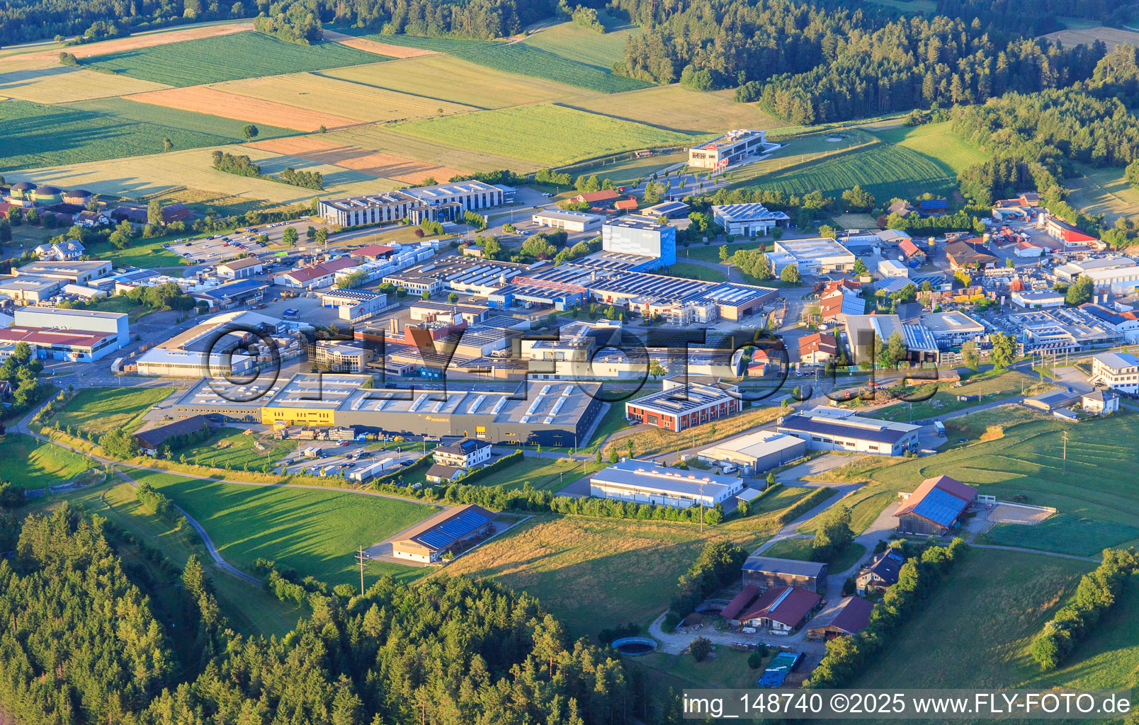 Industriegebiet Gewerbestraße mit Stein Automation GmbH & Co. KG, TOURATECH GmbH, Joh. Nep. Jerger GmbH & Co. KG und Stein Automation GmbH & Co. KG in Niedereschach im Bundesland Baden-Württemberg, Deutschland