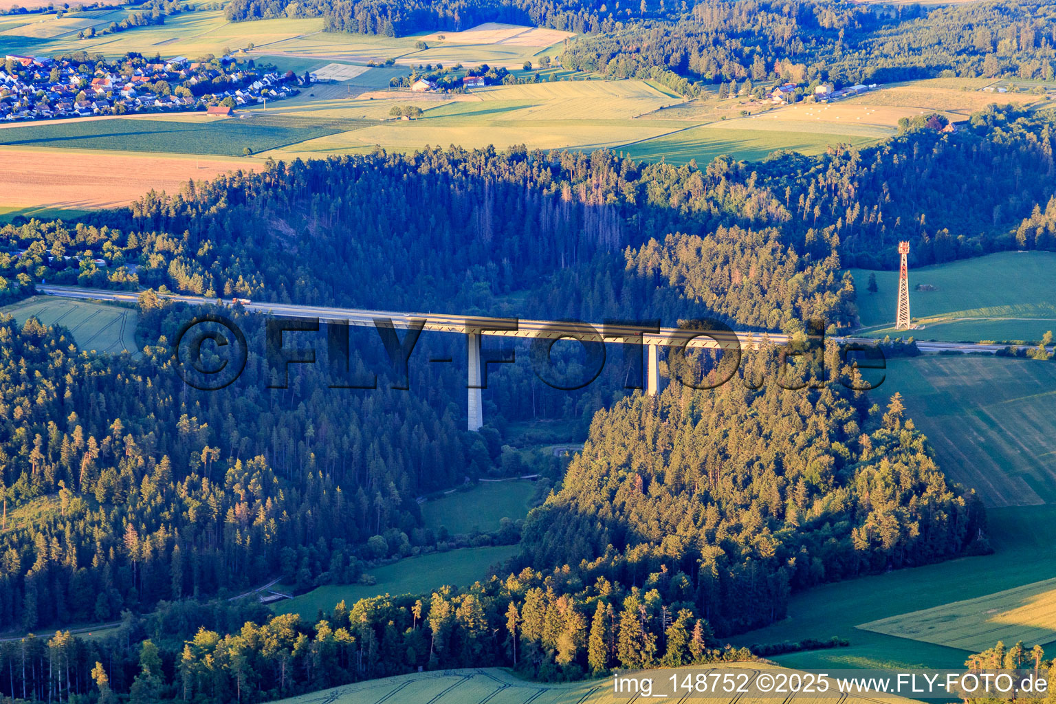 Autobahnbrücke der A81 über das Eschachtal im Ortsteil Horgen in Zimmern ob Rottweil im Bundesland Baden-Württemberg, Deutschland