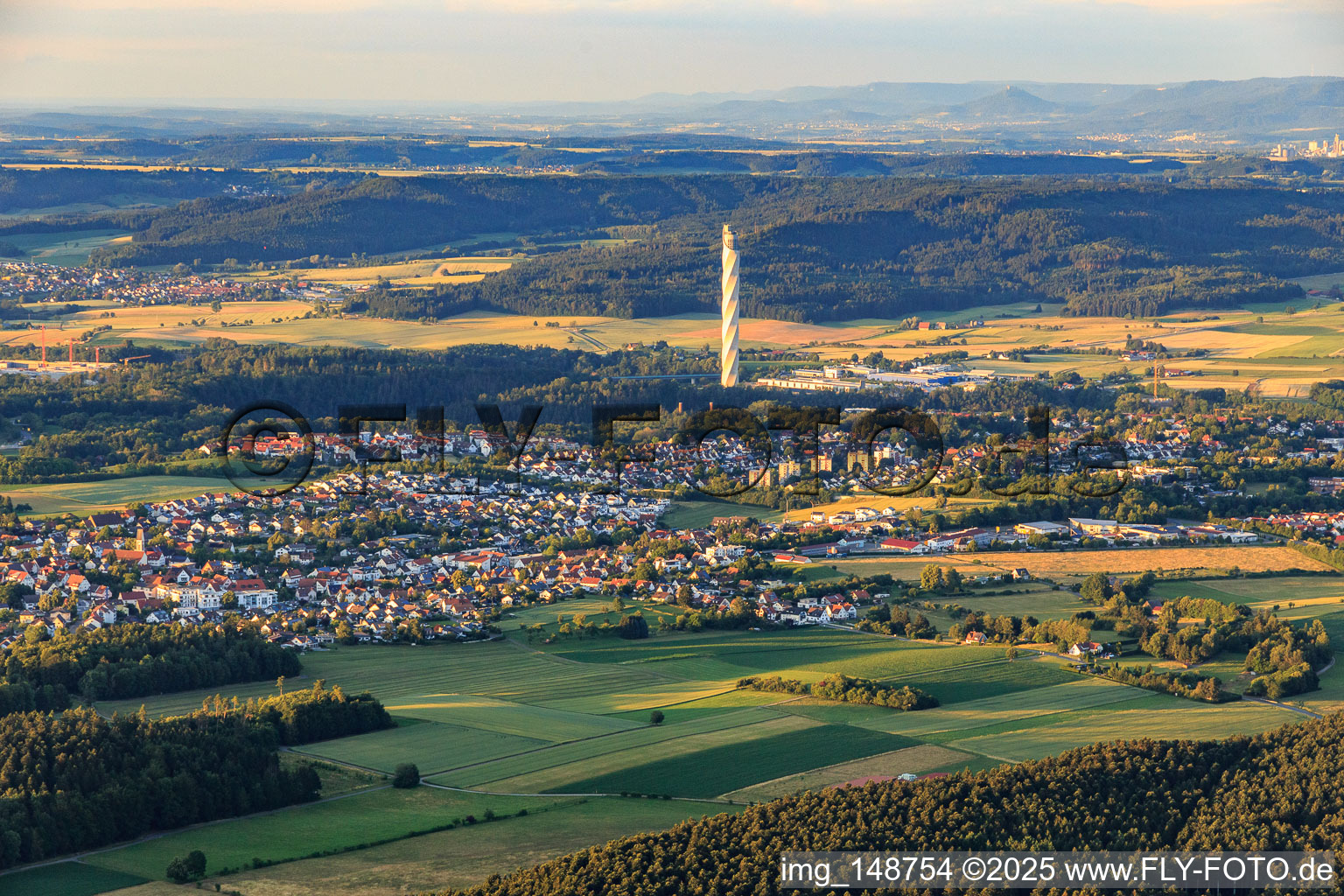 Ortsübersicht aus Westen im Hintergrund der Testturm für Aufzüge in Zimmern ob Rottweil im Bundesland Baden-Württemberg, Deutschland