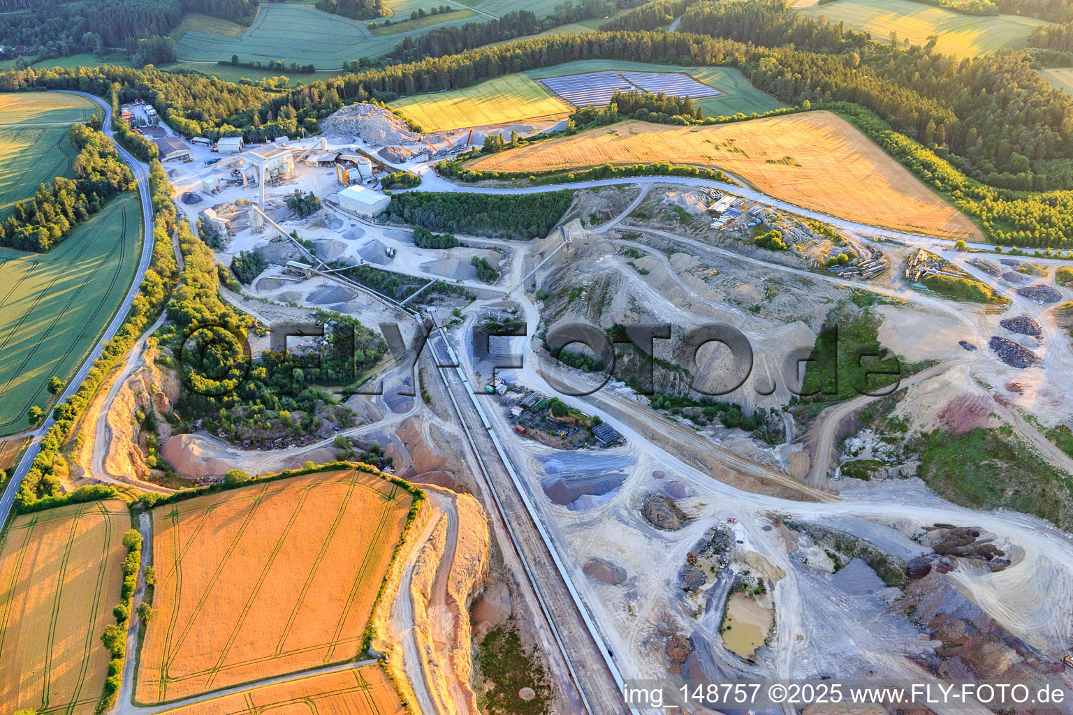 Rottweiler Transportbeton GmbH & Co. KG Werk Horgen, BAU-UNION GmbH & Co. Vereinigte Schotterwerke KG Werk Horgen im Steinbruch Zimmern ob Rottweil-Horgen im Bundesland Baden-Württemberg, Deutschland