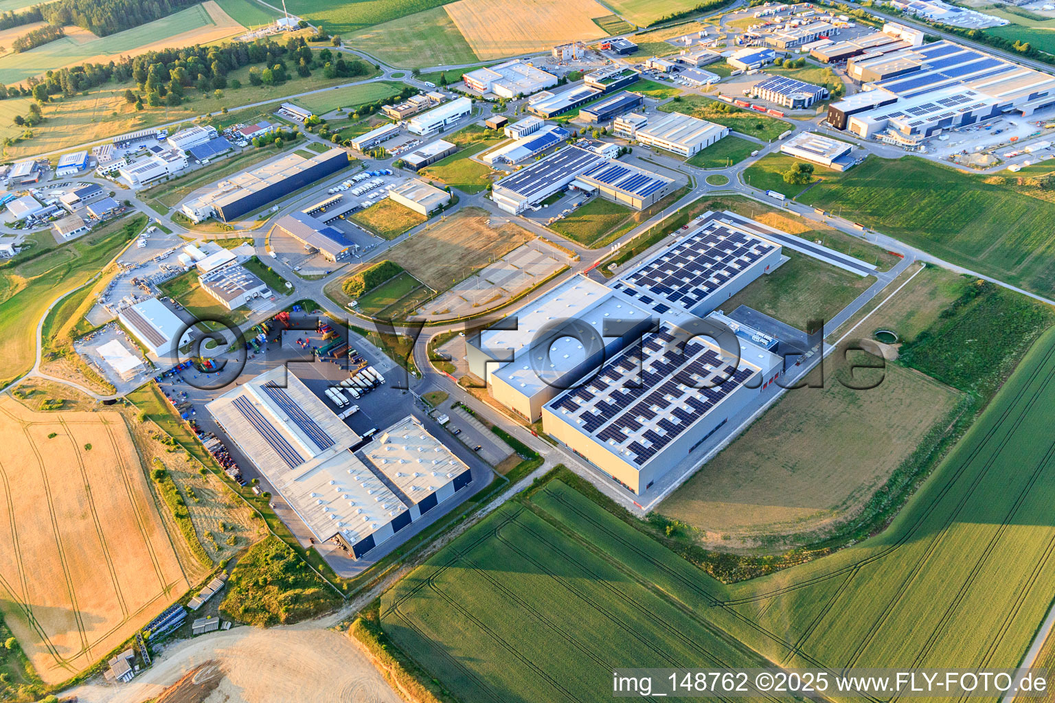 Industriegebiet Schwarzwaldring/Albring mit Maschinenfabrik Berthold Hermle AG, Bucher Stahlhandel GmbH, B.A.H. Personaldienste GmbH, weisenburger bau GmbH acp systems AG und ACI Systems GmbH und Müller Hydraulik GmbH in Zimmern ob Rottweil im Bundesland Baden-Württemberg, Deutschland