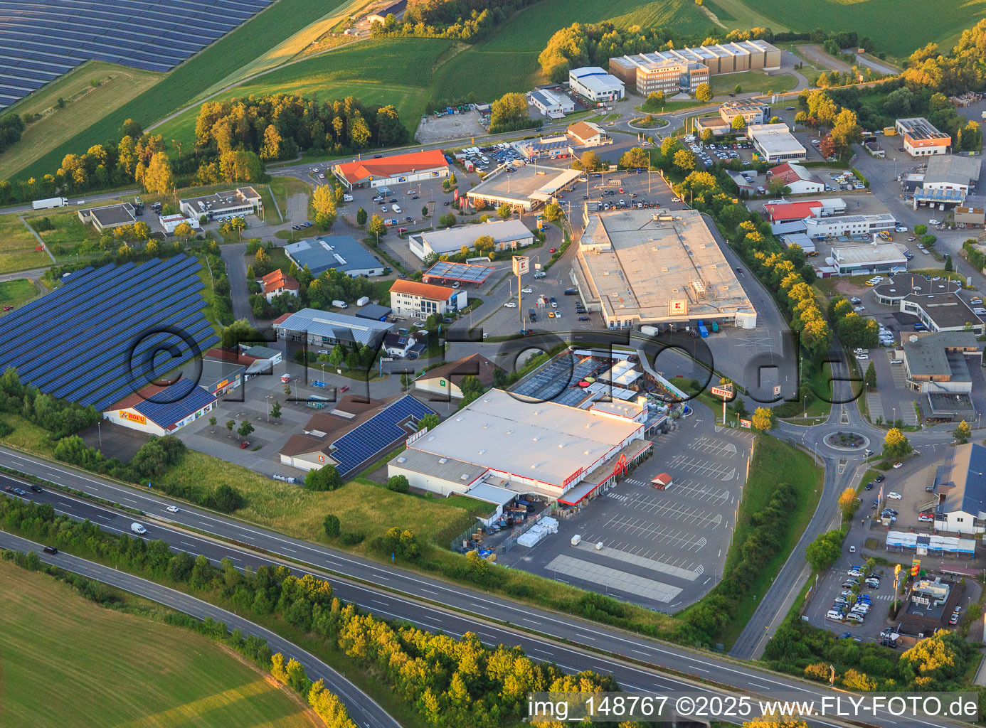 Gewerbegebiet Raiffeisenstraße mit BAUHAUS, Kaufland Zimmern ob Rottweil im Bundesland Baden-Württemberg, Deutschland