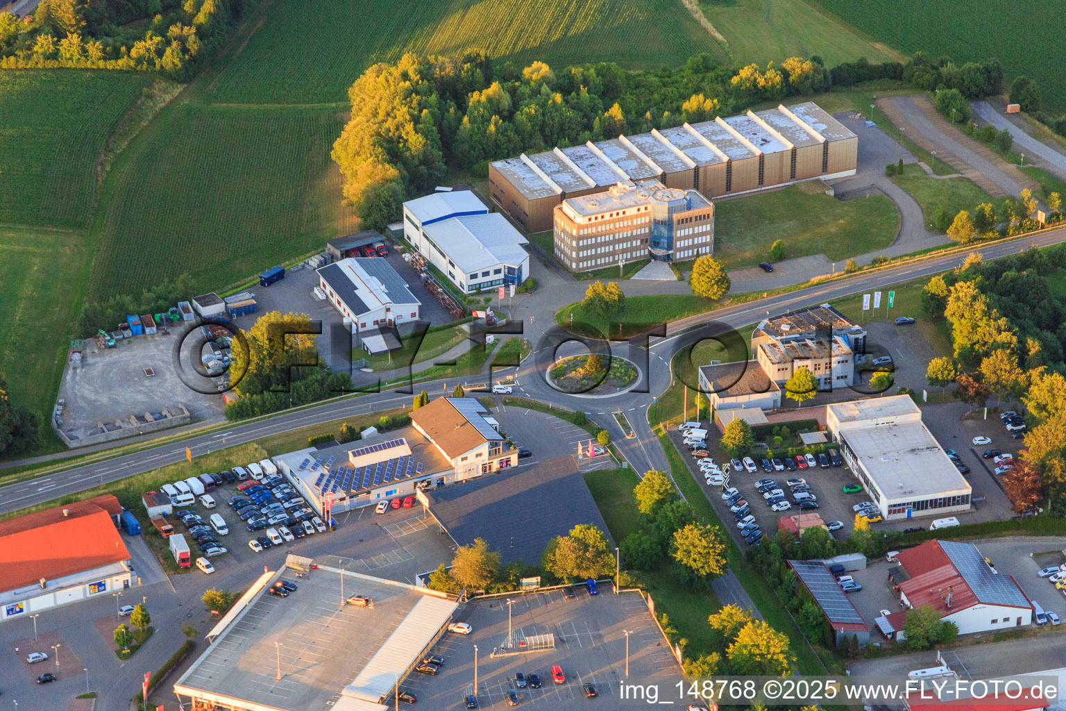 Gewerbegebiet Axtbühl mit Pfiffner GmbH und Schrenk GmbH in Zimmern ob Rottweil im Bundesland Baden-Württemberg, Deutschland