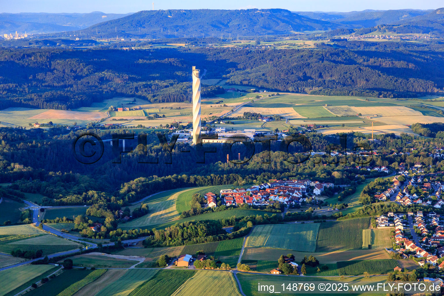 TK Elevator Testturm aus Westen und Neubaugebiet Hegneberg (Überlinger Straße) in Rottweil im Bundesland Baden-Württemberg, Deutschland