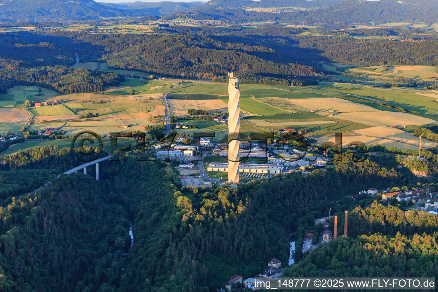 TK Elevator Testturm aus Westen am Abend in Rottweil im Bundesland Baden-Württemberg, Deutschland