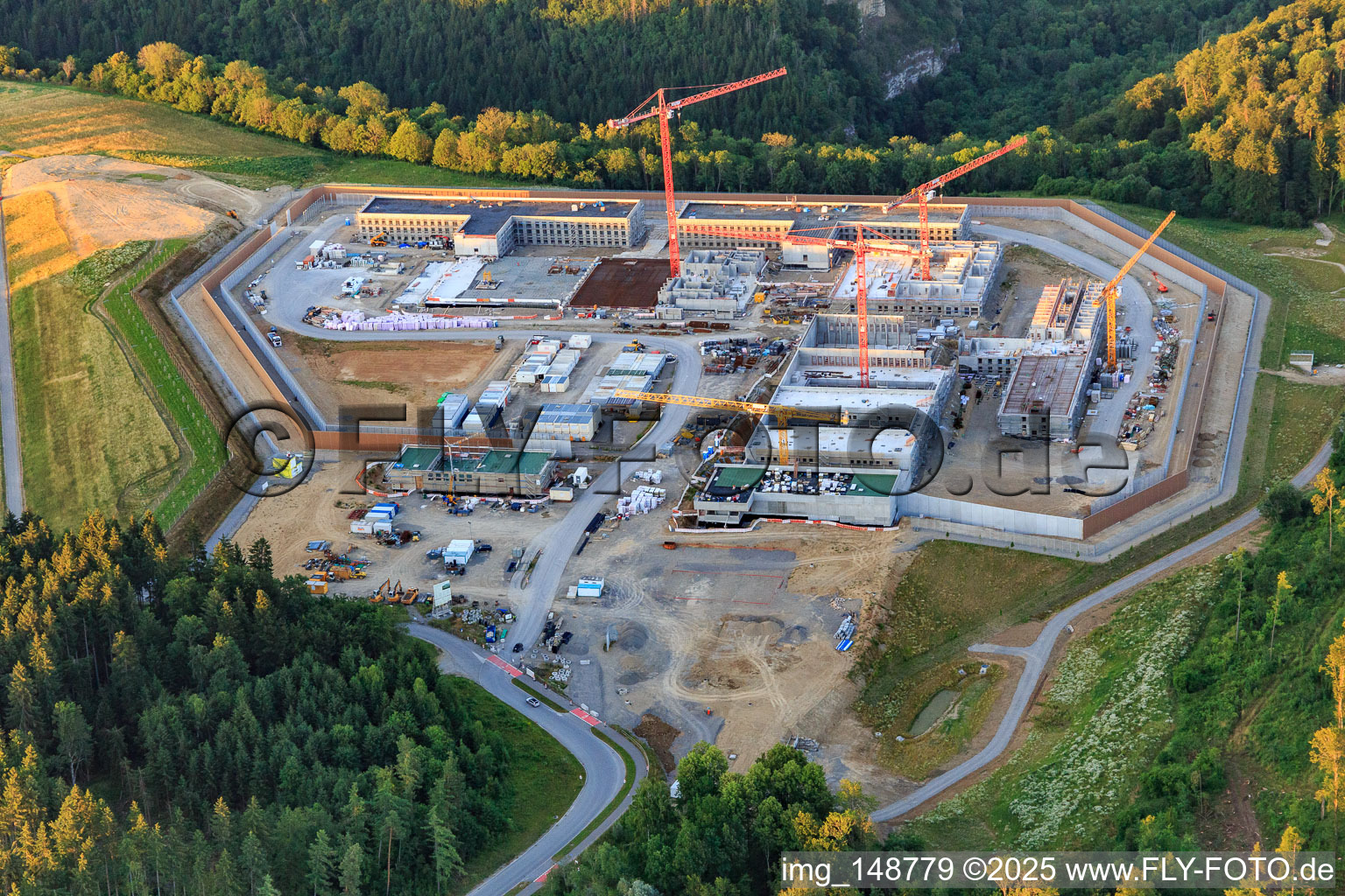 Baustelle für die neue Justizvollzugsanstalt Rottweil von Westen am Abend im Bundesland Baden-Württemberg, Deutschland