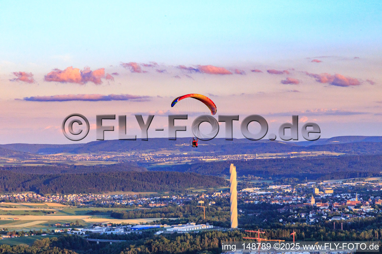 Paragleiter vor dem TK Elevator Testturm in Rottweil im Bundesland Baden-Württemberg, Deutschland