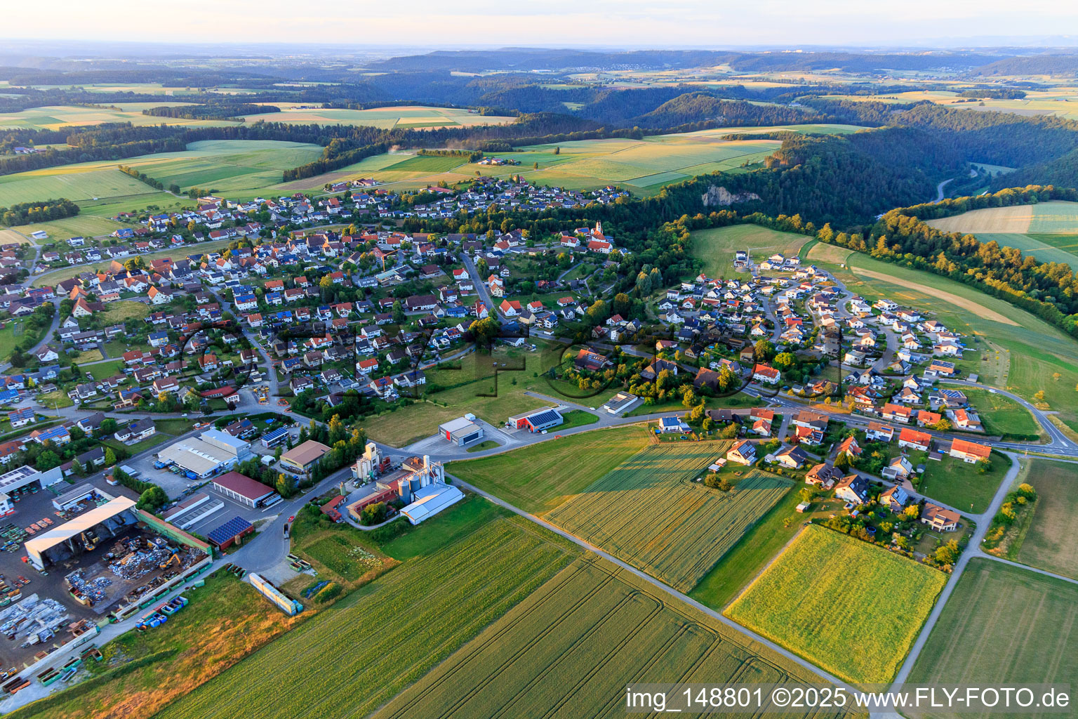Ortsansicht aus Südwesten im Ortsteil Herrenzimmern in Bösingen im Bundesland Baden-Württemberg, Deutschland